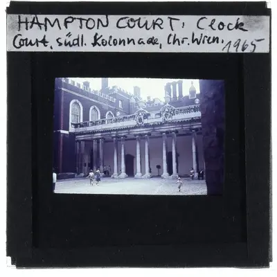 London, Hampton Court : Clock Court, Kolonnadengang — تصویر رکورد یوروپیانا