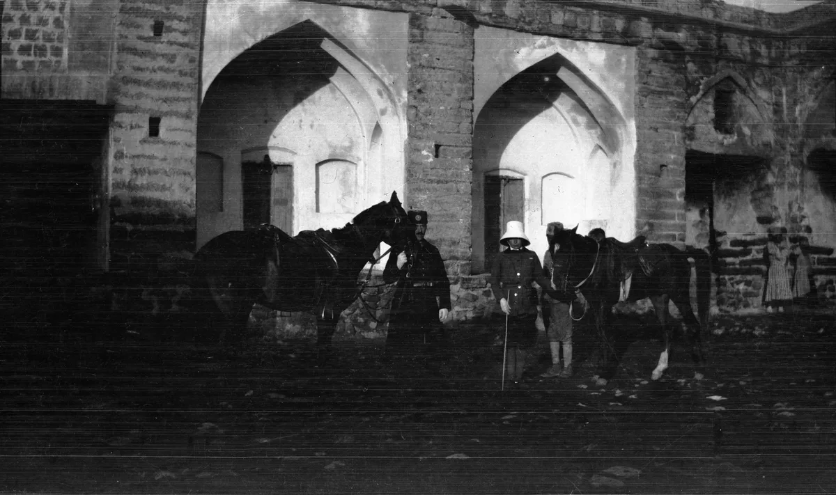 Persien. Officeren i det persiska gendarmeriet Allan Uggla och hans hustru Ida håller i var sin häst. — تصویر رکورد یوروپیانا
