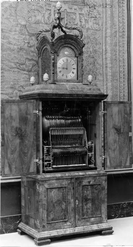 Clock cabinet — تصویر رکورد موزهٔ ویکتوریا و آلبرت