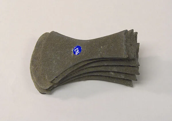 Token Axes in the Shape of a Fask — تصویر رکورد موزهٔ متروپولیتن (دسترسی آزاد)