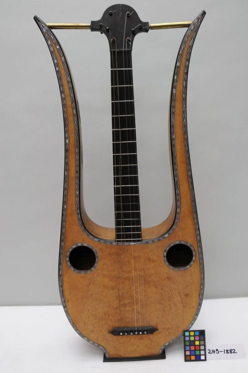Lyre guitar — تصویر رکورد موزهٔ ویکتوریا و آلبرت