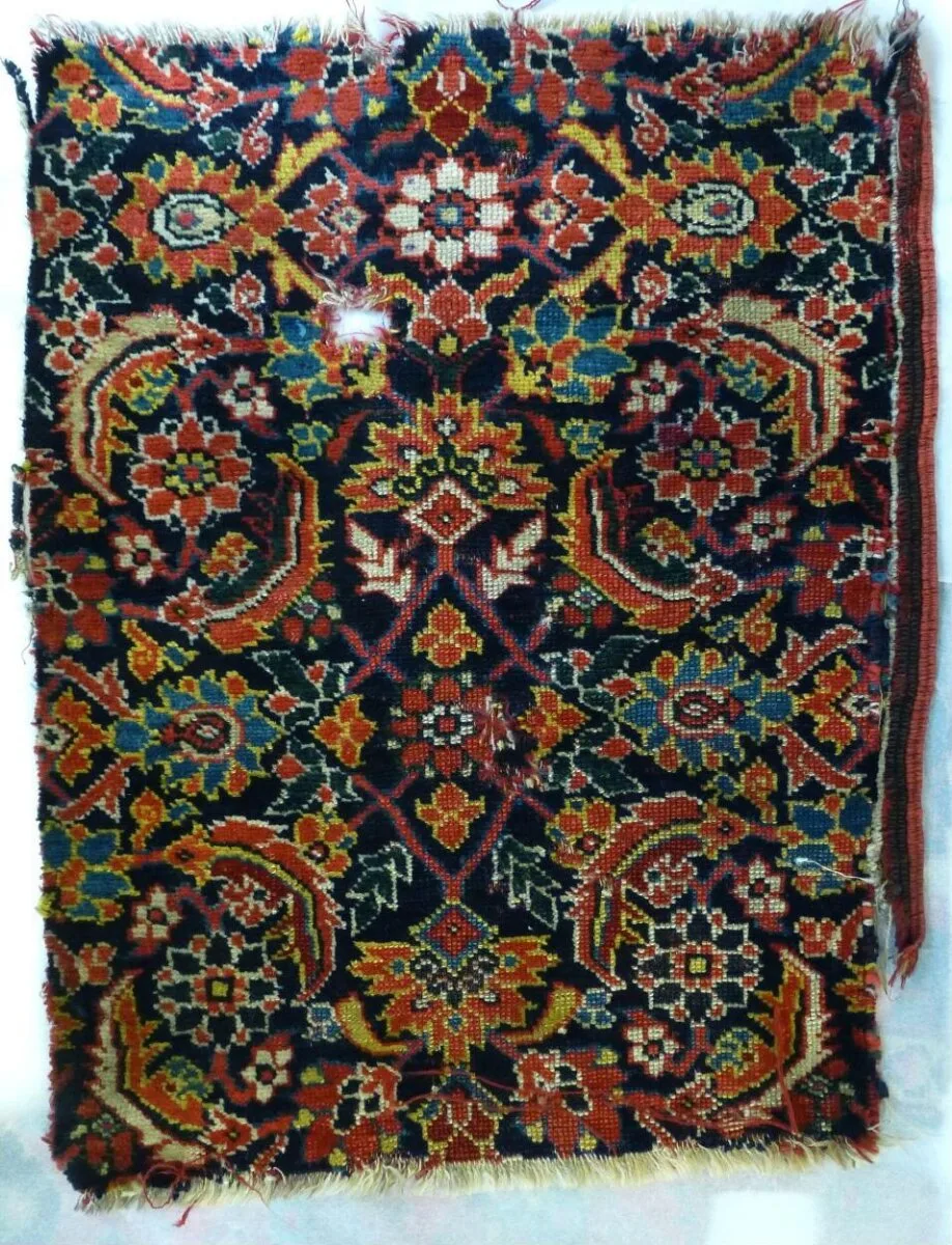 Carpet fragment — تصویر رکورد موزهٔ ویکتوریا و آلبرت