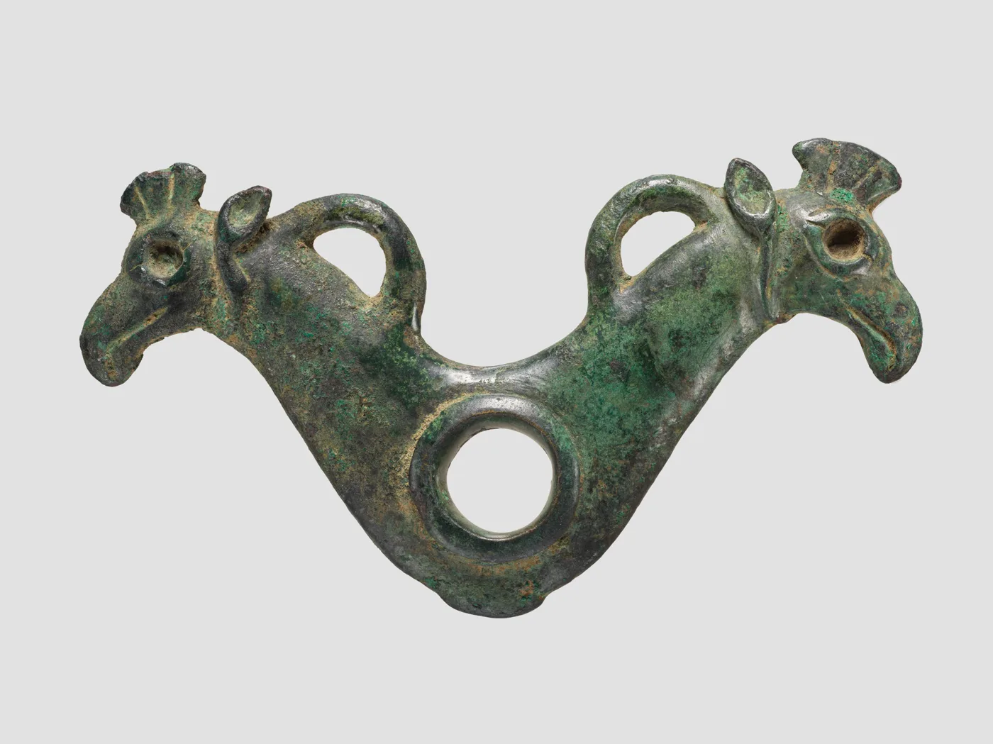 Horse bit cheekpiece in form of addorsed griffin heads — تصویر رکورد موزهٔ متروپولیتن (دسترسی آزاد)