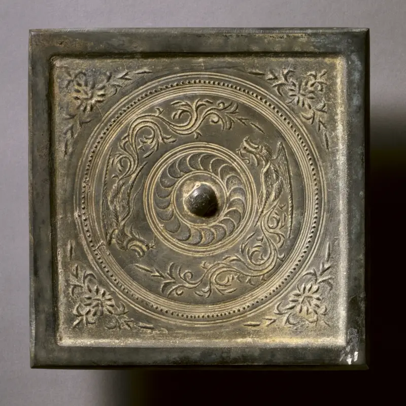 Square Mirror with Two Phoenixes and Floral Sprays — تصویر رکورد موزهٔ هنر کلیولند (دسترسی آزاد)