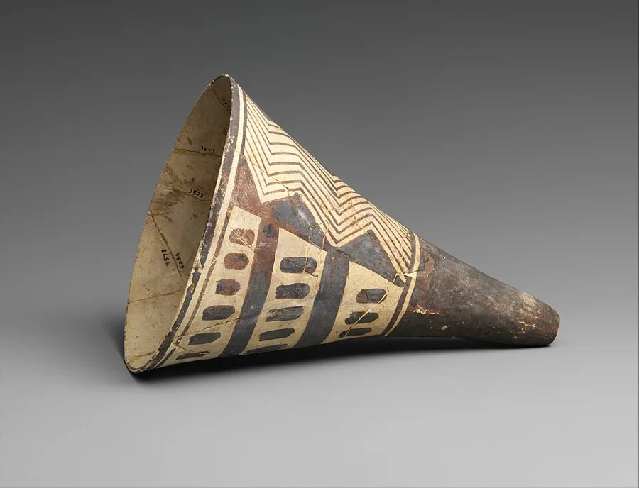 Cone-shaped vase with geometric decoration — تصویر رکورد ویکیداده