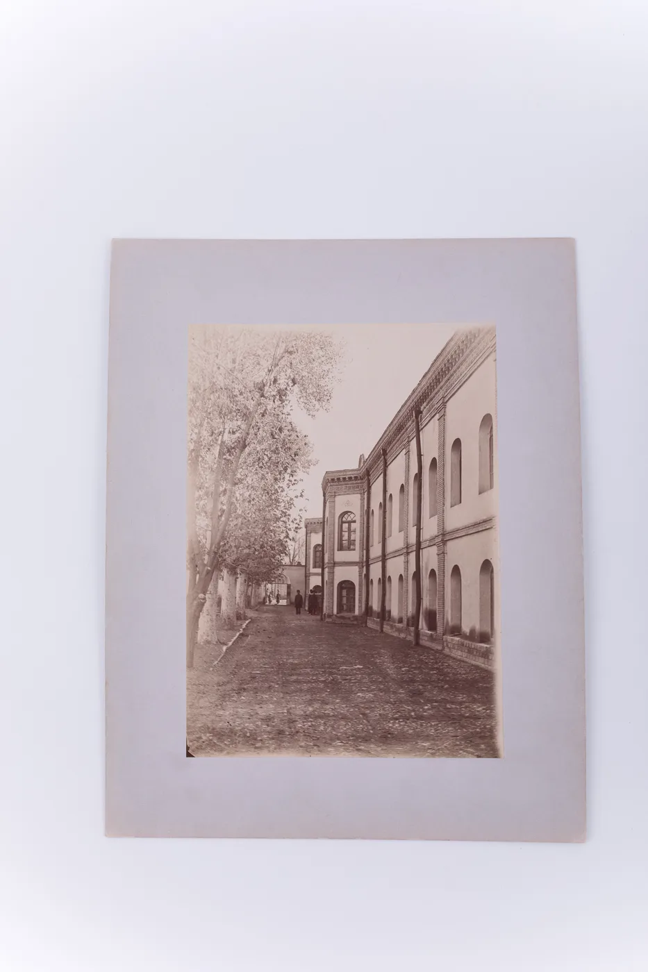 Fotografie de exterior ce prezintă curtea unui palat din Teheran, Iran. Imaginea este realizată pe hârtie albuminată, după un clișeu pe sticlă și este lipită pe un carton gros, de culoare gri. Fotogra — تصویر رکورد یوروپیانا