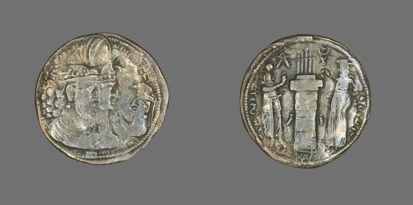 Drachm (Coin) Portraying King Varahran II — تصویر رکورد مؤسسهٔ هنر شیکاگو (دسترسی آزاد)