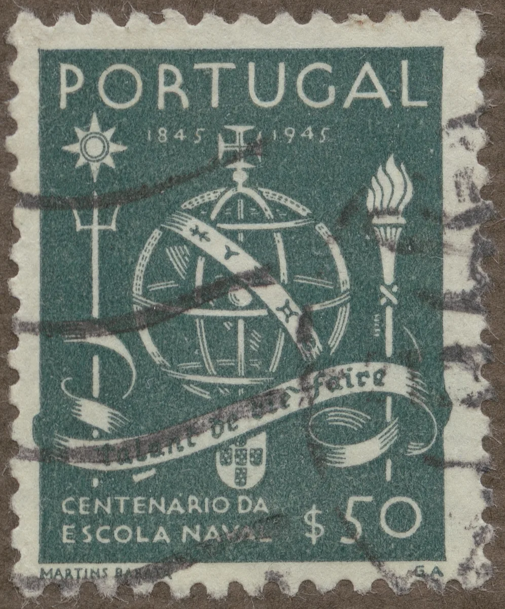 Frimärke ur Gösta Bodmans filatelistiska motivsamling, påbörjad 1950.
Frimärke från Portugal, 1945. Skeppsfartssymboler: (i mitten): s.k. astrolabe instrument, föregångare till sextanten. Portugisiska — تصویر رکورد یوروپیانا