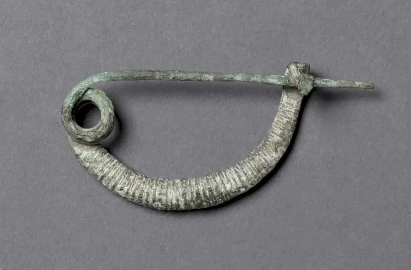 Fibula — تصویر رکورد موزهٔ هنر کلیولند (دسترسی آزاد)