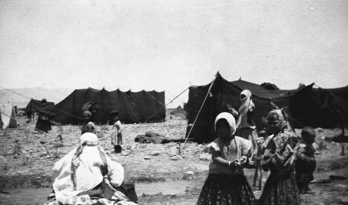 Persien. Barn i ett nomadläger. — تصویر رکورد یوروپیانا