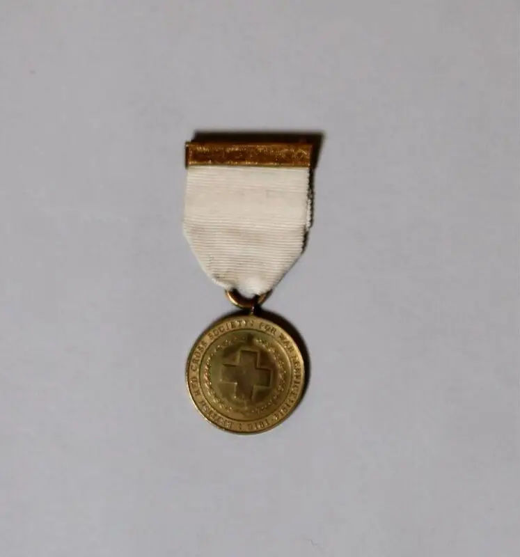 Medal: British Red Cross Society Medal, presented to Mrs Gabrielle Enthoven — تصویر رکورد موزهٔ ویکتوریا و آلبرت