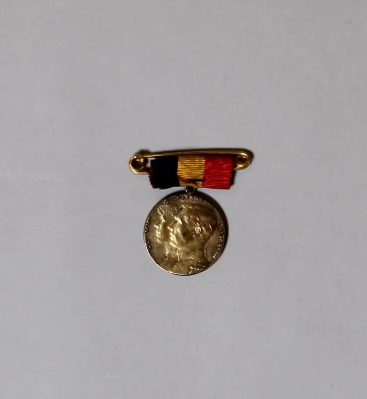 Medal: Albert and Elisabeth Medal, presented to Mrs Gabrielle Enthoven — تصویر رکورد موزهٔ ویکتوریا و آلبرت