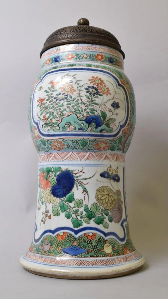 Vase and lid — تصویر رکورد موزهٔ ویکتوریا و آلبرت