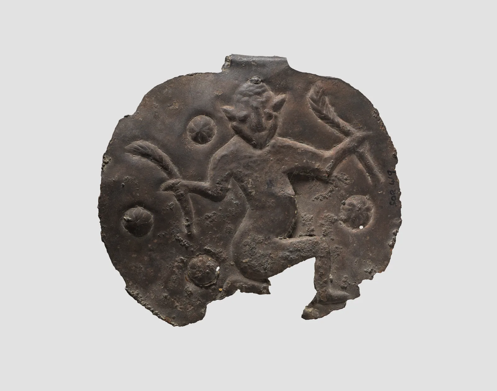 Pendant with a kneeling male — تصویر رکورد موزهٔ متروپولیتن (دسترسی آزاد)