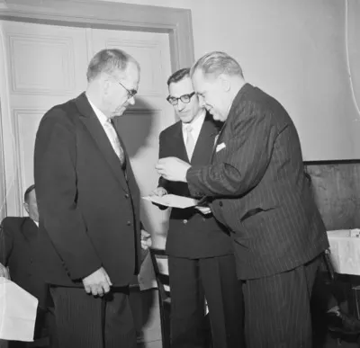 Lehtori Lauri Lounelalle ojennetaan Suomen Matkailijayhdistyksen kultainen ansiomitali Kainuun Matkailijayhdistyksen 70-vuotisjuhlassa 23.3.1958 — تصویر رکورد یوروپیانا