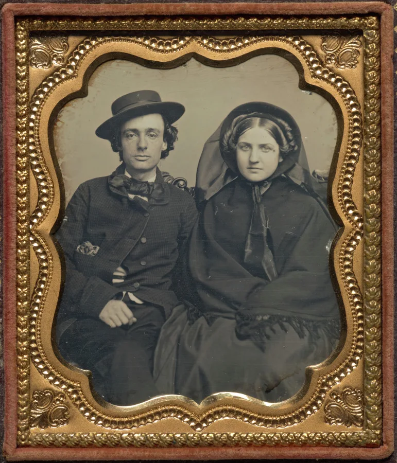 Seated couple in mourning attire — تصویر رکورد موزهٔ هنر کلیولند (دسترسی آزاد)