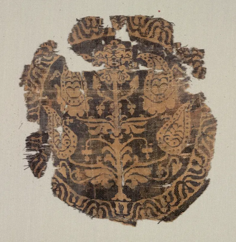 Roundel with curvilinear palmette tree, from a tunic — تصویر رکورد موزهٔ هنر کلیولند (دسترسی آزاد)