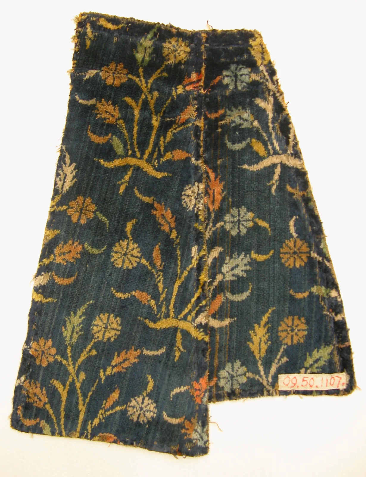 Velvet Fragment with Floral Pattern — تصویر رکورد موزهٔ متروپولیتن (دسترسی آزاد)
