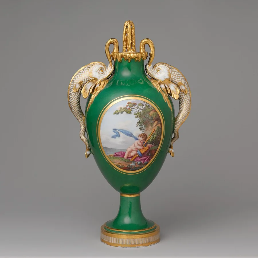 Vase with cover (vase à dauphins) — تصویر رکورد ویکیداده