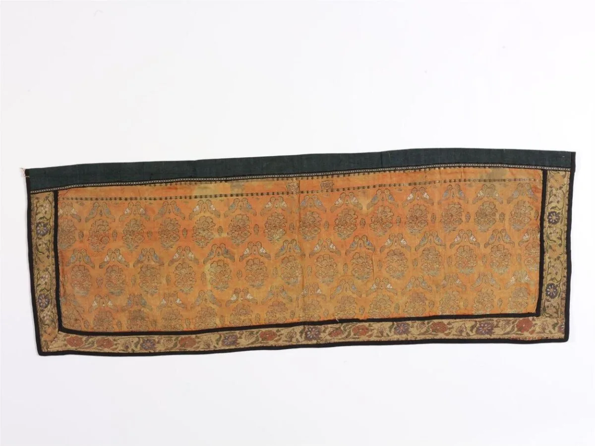 Bordered silk panel — تصویر رکورد موزهٔ ویکتوریا و آلبرت