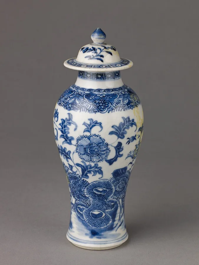 Small covered vase — تصویر رکورد ویکیداده