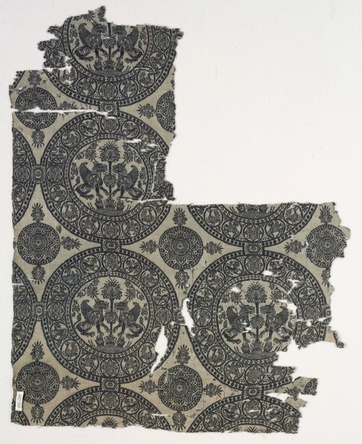 Fragments with Griffins in Roundels — تصویر رکورد موزهٔ هنر کلیولند (دسترسی آزاد)