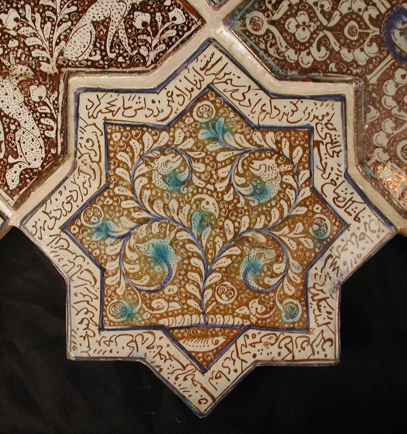 Star-Shaped Tile — تصویر رکورد موزهٔ متروپولیتن (دسترسی آزاد)