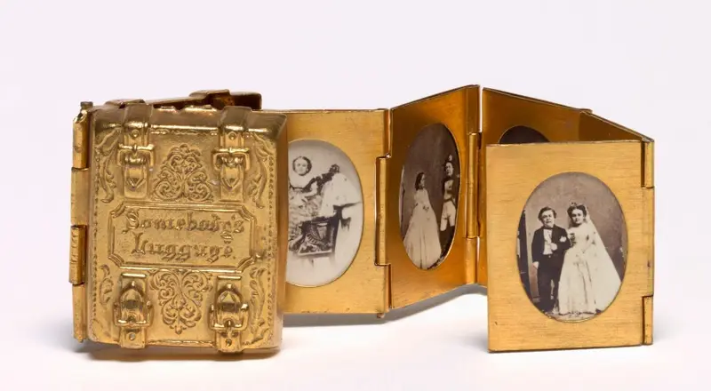 Somebody's Luggage (Miniature Wedding Album of Tom Thumb and Lavinia Warren) — تصویر رکورد موزهٔ هنر کلیولند (دسترسی آزاد)