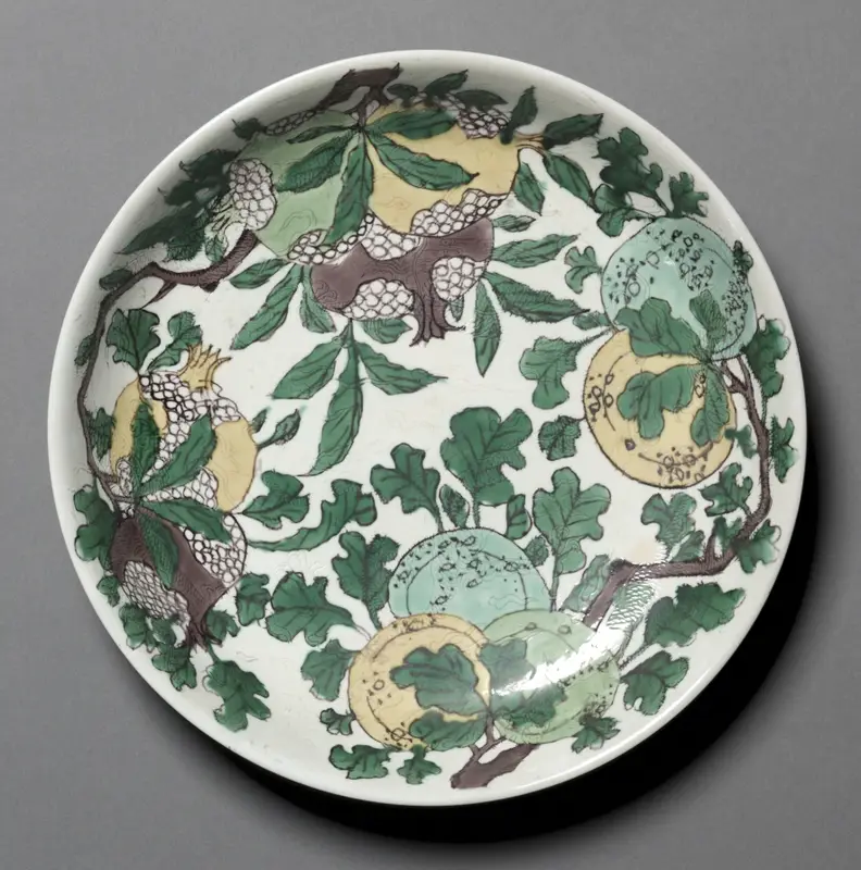 Dish with Dragons, Pomegranates, and Peaches — تصویر رکورد موزهٔ هنر کلیولند (دسترسی آزاد)