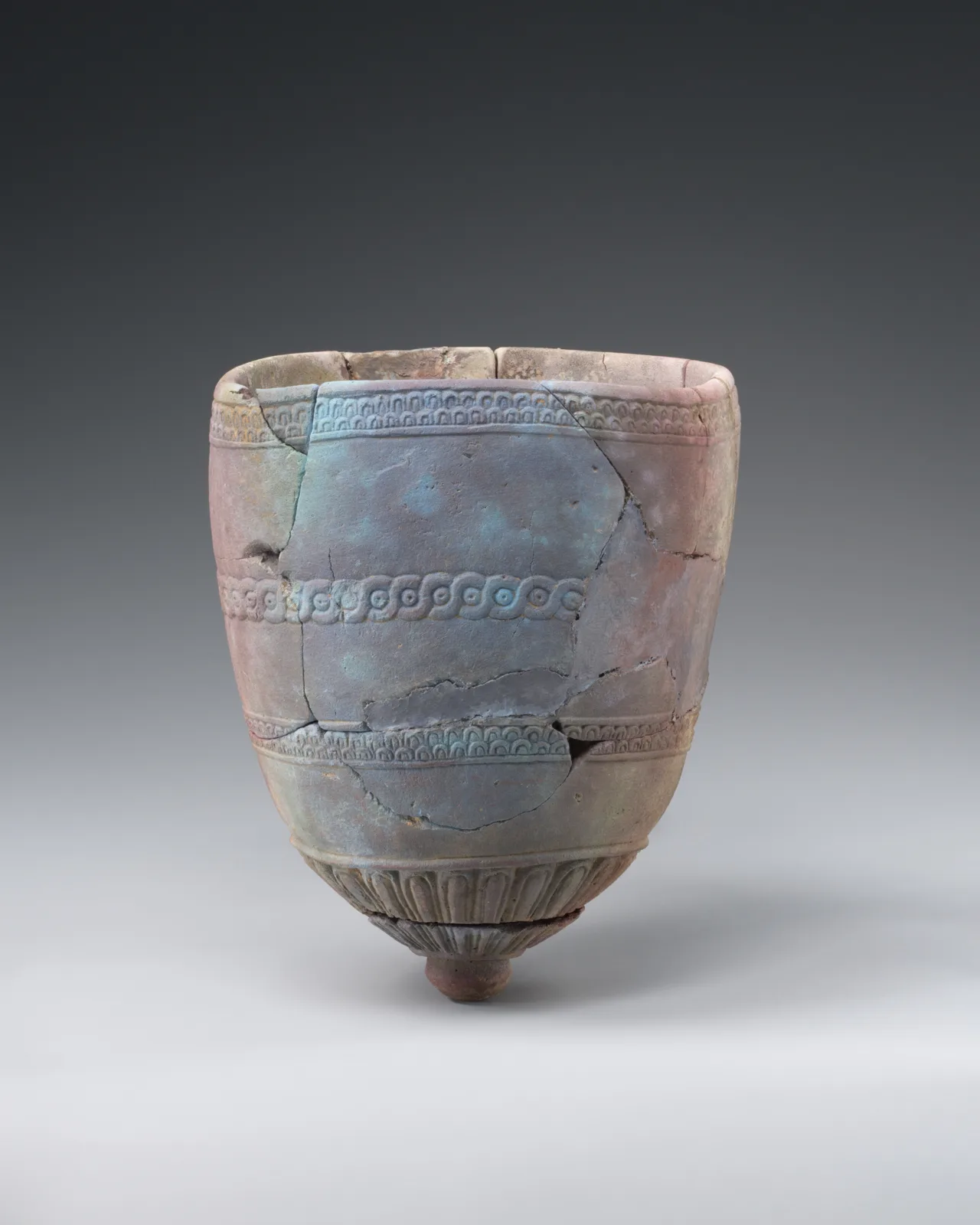 Beaker with tongue and guilloche patterns — تصویر رکورد موزهٔ متروپولیتن (دسترسی آزاد)