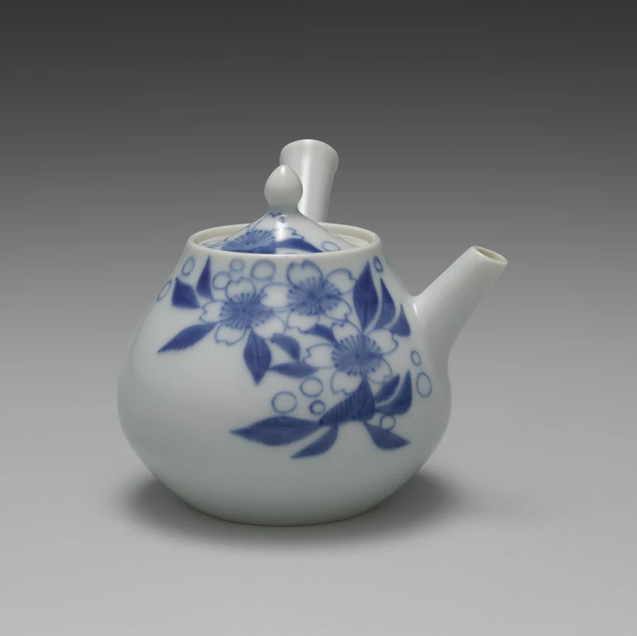 Teapot with Cherry Blossoms — تصویر رکورد موزهٔ هنر کلیولند (دسترسی آزاد)