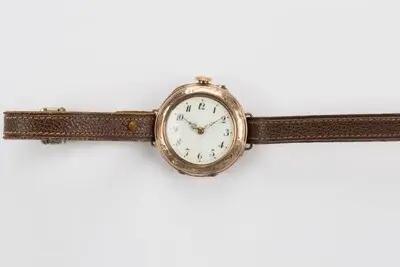 Taschenuhr, umgebaut als Armbanduhr, Schweiz, um 1910 — تصویر رکورد یوروپیانا