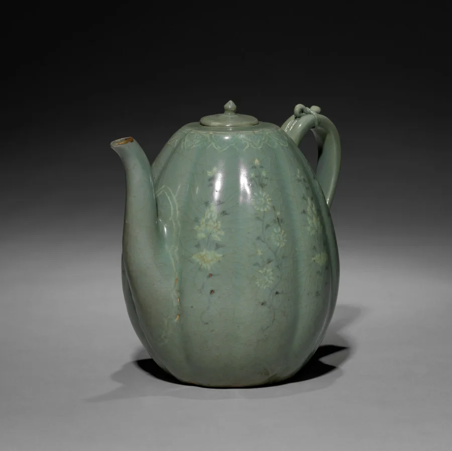 Melon-shaped Ewer with Incised Peony Design — تصویر رکورد موزهٔ هنر کلیولند (دسترسی آزاد)