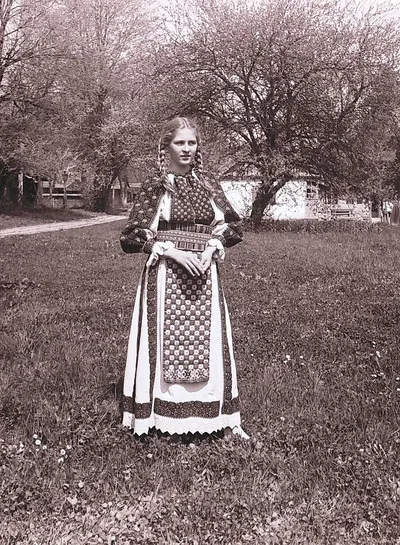 Secvențe din Muzeul Satului. Costum popular femeiesc din colecția muzeului. (1987) — تصویر رکورد یوروپیانا