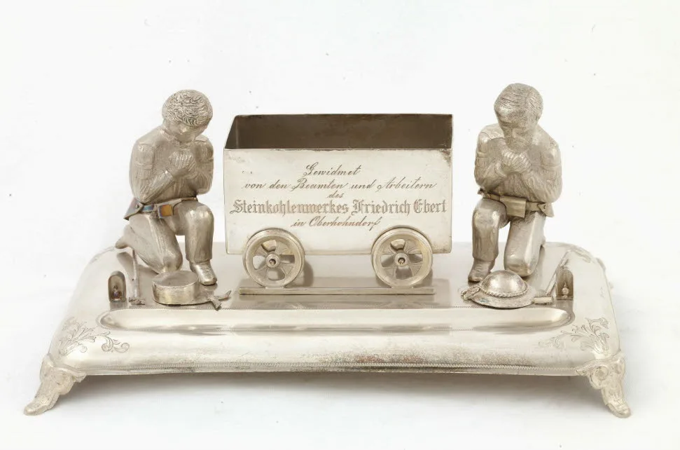 Silbernes Schreibzeug für einen hohen Beamten des Steinkohlenbergwerks Friedrich Ebert in Oberhohndorf aus dem Jahre 1889 — تصویر رکورد یوروپیانا