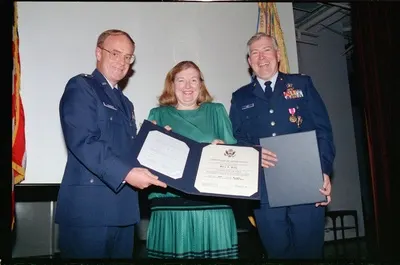 Fotografie: Verabschiedung von Lieutenant Colonel Petty, Commander U.S. Air Force Technical Assistance Field Team, in Berlin-Tempelhof — تصویر رکورد یوروپیانا