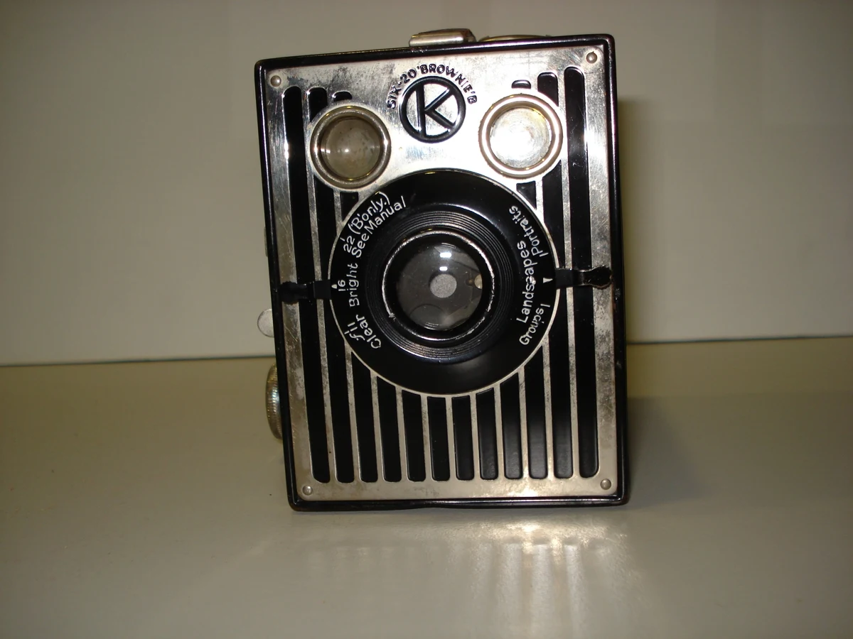 KODAK SIX 20 BROWNIE B CAMERA — تصویر رکورد یوروپیانا