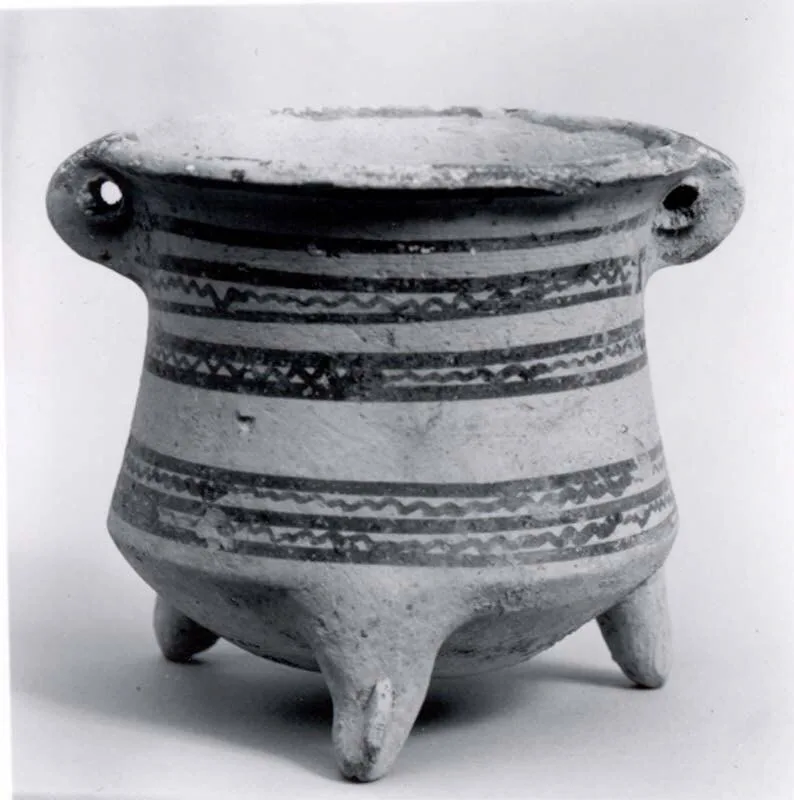 Tripod bowl — تصویر رکورد موزهٔ متروپولیتن (دسترسی آزاد)