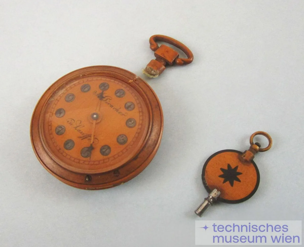 Hölzerne Taschenuhr, Holzzifferblatt mit Metallziffereinlagen ... — تصویر رکورد یوروپیانا