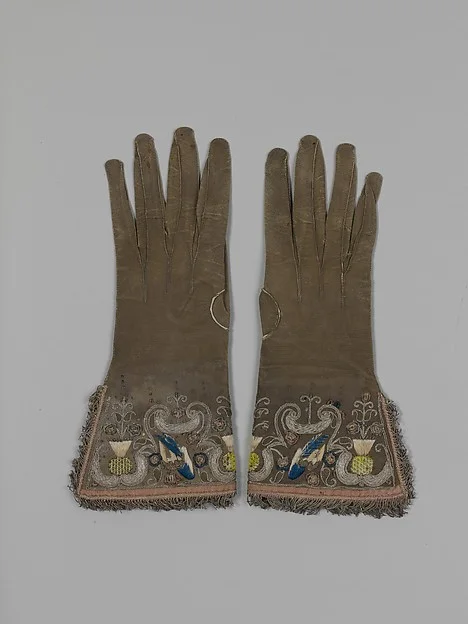 Pair of gloves — تصویر رکورد موزهٔ متروپولیتن (دسترسی آزاد)