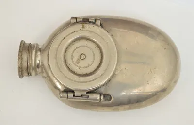 Călimară de birou folosită pe front de generalul Constantin Iancovescu (1862-1945). Este confecționată din metal nichelat având formă ovală. Încărcarea se efectua printr-un orificiu aflat la unul din  — تصویر رکورد یوروپیانا