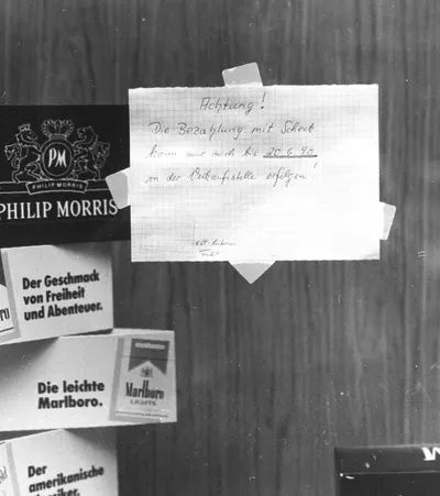 Dresden vor der Währungsumstellung im Juni 1990. Handschriftlicher Hinweis zur Verkürzung der Annahmefrist für Schecks auf 20.6.90 — تصویر رکورد یوروپیانا
