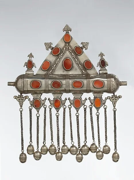 Triangular Amulet Holder — تصویر رکورد موزهٔ متروپولیتن (دسترسی آزاد)