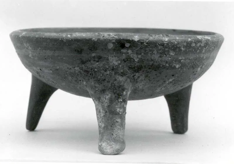 Tripod bowl — تصویر رکورد موزهٔ متروپولیتن (دسترسی آزاد)
