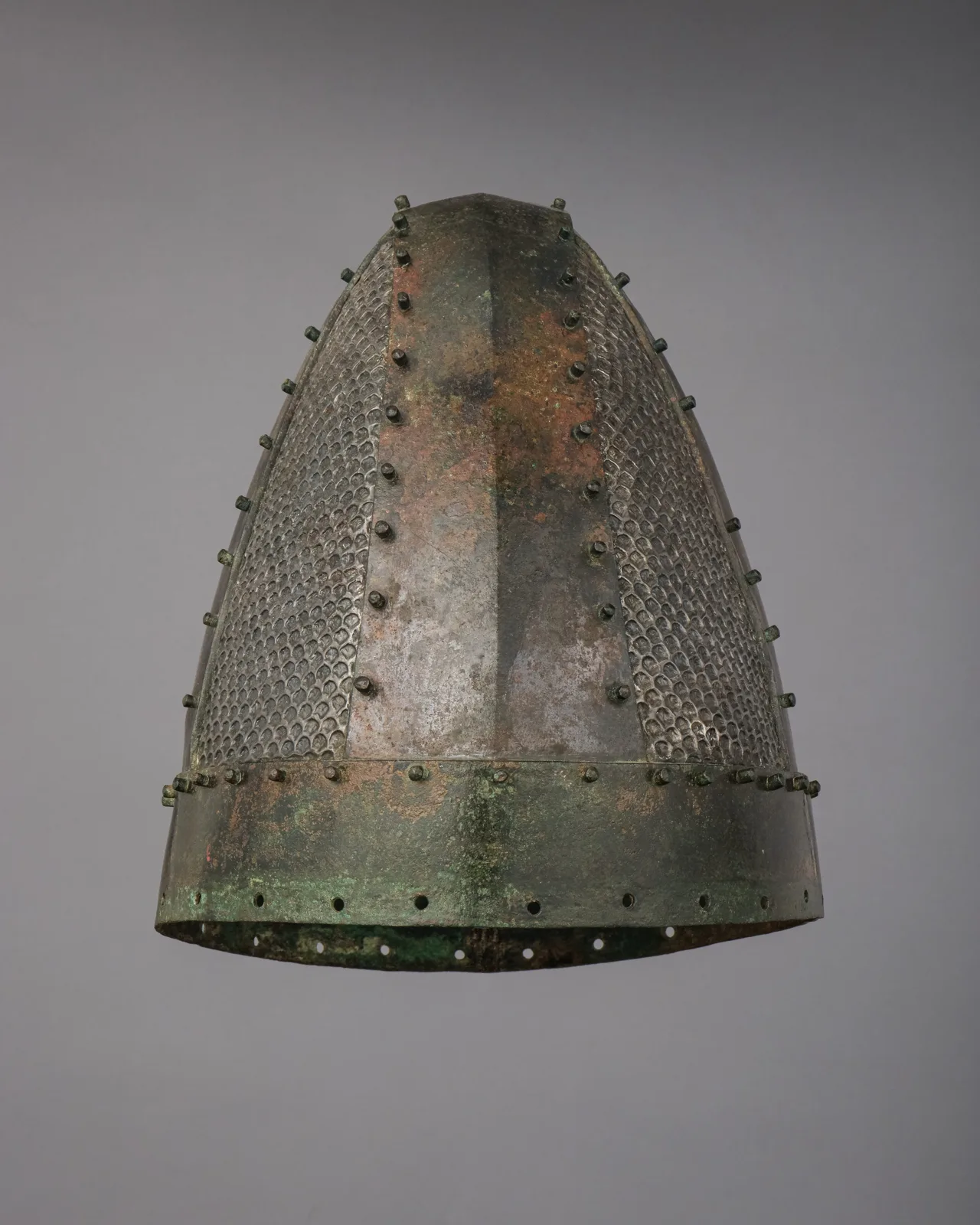 Helmet — تصویر رکورد موزهٔ متروپولیتن (دسترسی آزاد)