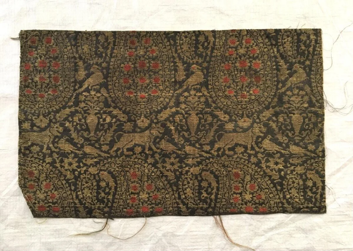 Woven silk fragment — تصویر رکورد موزهٔ ویکتوریا و آلبرت