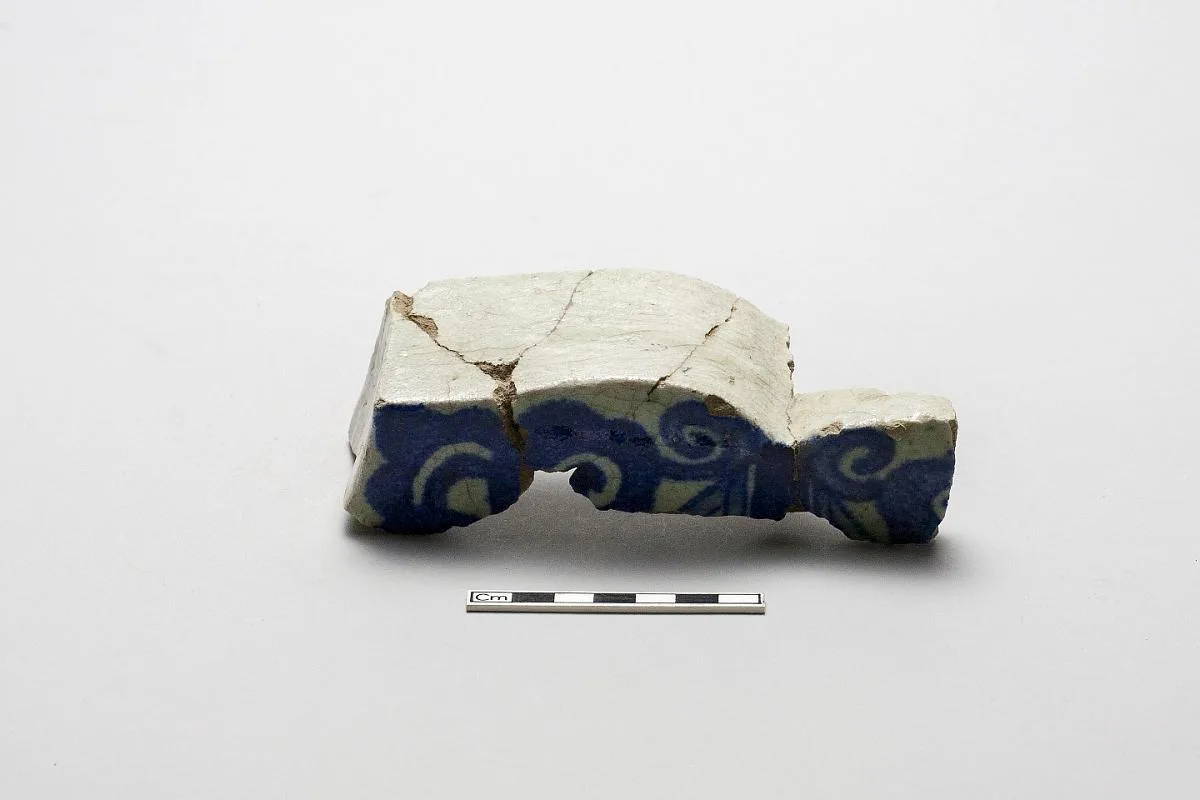 Fragment of an underglaze cobalt-blue-painted wall tile — تصویر رکورد موزهٔ ملی هنر آسیایی اسمیتسونیان (دسترسی آزاد)