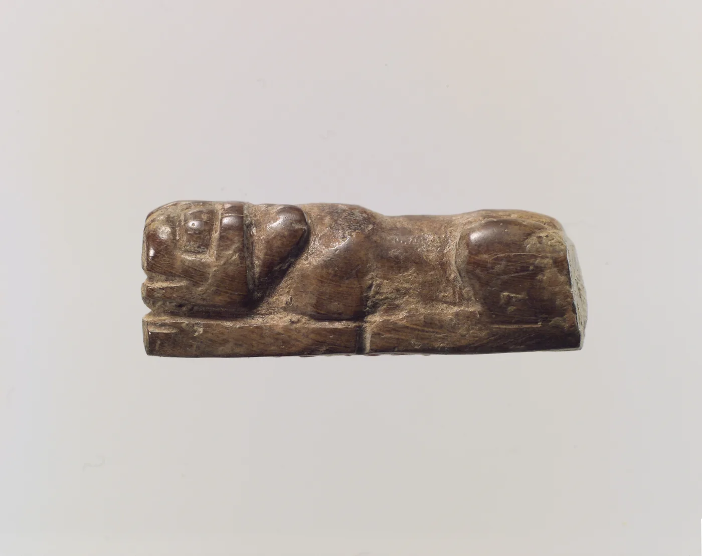 Figure of crouching lion — تصویر رکورد موزهٔ متروپولیتن (دسترسی آزاد)