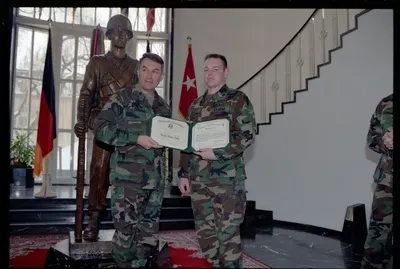 Fotografie: Wiederverpflichtung von Soldaten der U.S. Army Berlin im US-Hauptquartier in Berlin-Dahlem — تصویر رکورد یوروپیانا