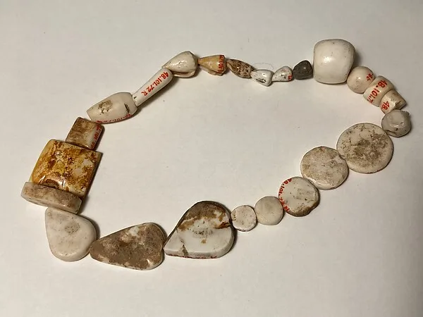 Bead — تصویر رکورد موزهٔ متروپولیتن (دسترسی آزاد)